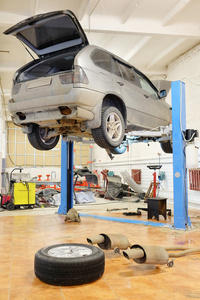 车库中的特种设备维修准备 确保汽车维修安全与高效